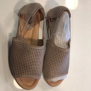 Earth brand beige open-toe sandals